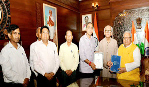 राज्यपाल को छठे राज्य वित्त आयोग की रिपोर्ट प्रस्तुत