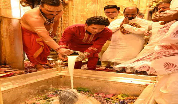 सचिन तेंदुलकर ने बाबा विश्वनाथ के दरबार में माथा टेका
