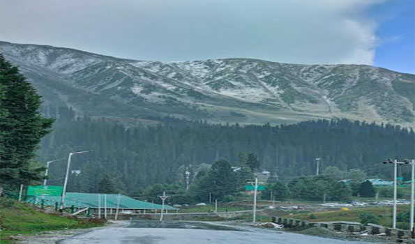 Upper reaches of Gulmarg experiences season's first light snowfall