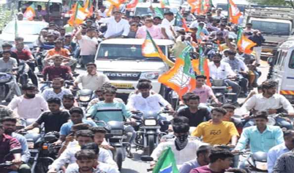 पूनियां ने किया युवाओं की बाइक रैली में मोदी की सभा में आने का आह्वान