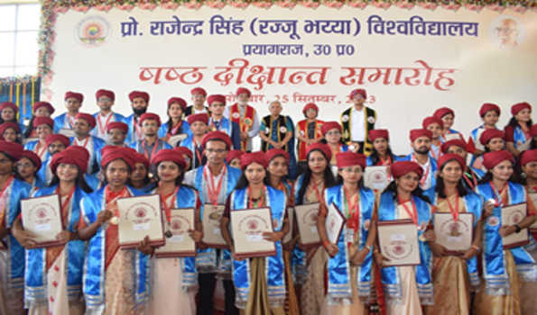 प्रो़ रज्जू सिंह विश्वविद्यालय दीक्षांत समारोह :आनंदीबेन ने दीं एक लाख से अधिक उपाधियां