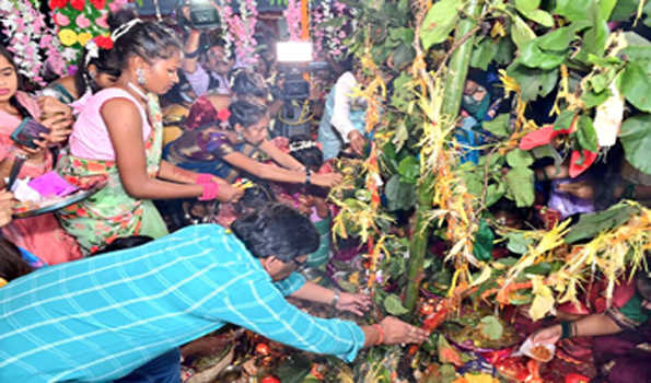 मुख्यमंत्री ने अखरा में करम डाल की पारंपरिक विधि- विधान से पूजा- अर्चना की