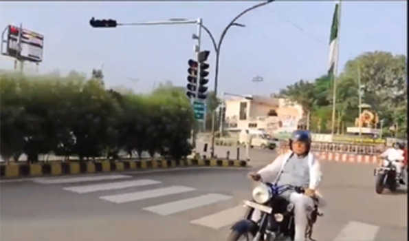 जब खट्टर स्वयं मोटरसाइकिल चला कर एयरपोर्ट पहुंचे