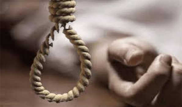 पुलिस अधिकारी ने अपने घर में लगाई फांसी