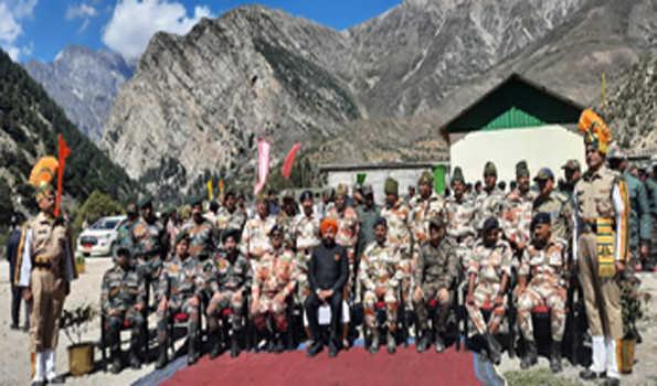 राज्यपाल ने मलारी में आईटीबीपी, आर्मी और बीआरओ जवानों से मुलाकात कर बढाया हौसला