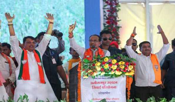 हर परिवार के एक व्यक्ति को रोजगार दिया जाएगा: शिवराज