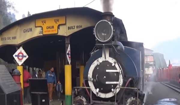 Darjeeling Himalayan Railway train derail at Ghum, No casualty