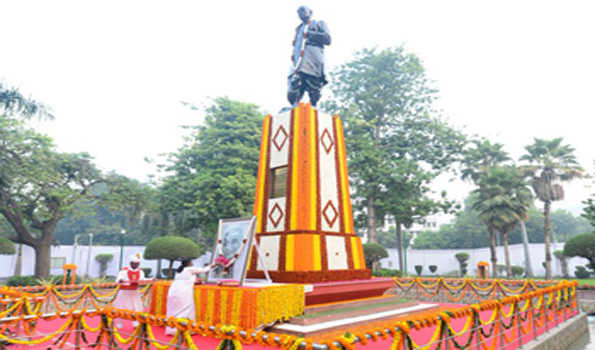 मुर्मु ने पटेल चौक जाकर सरदार पटेल को श्रद्धांजलि अर्पित की