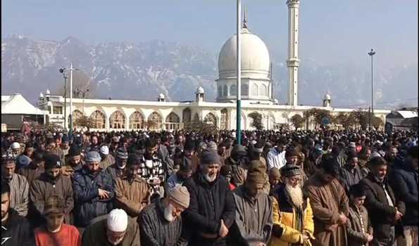 मेहराज-उल-आलम पर हजरतबल में जुमे की नमाज में शामिल हुए हजारों लोग