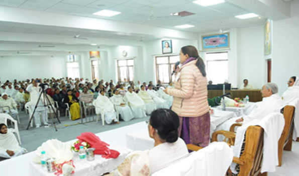 सभी को श्रेष्ठ मानव बनने व काम करने की जरूरत : रेखा