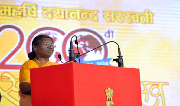 राष्ट्रपति दयानंद सरस्वती के स्मरणोत्सव समाराेह में शामिल हुई