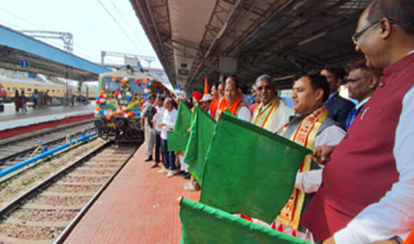 राँची रेलवे स्टेशन से 1328 भाजपा कार्यकर्ताओं को लेकर आस्था ट्रेन अयोध्या के लिए हुए रवाना