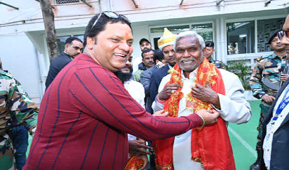मुख्यमंत्री चम्पाई सोरेन को श्री शिव बारात में सम्मिलित होने के लिए आमंत्रित किया