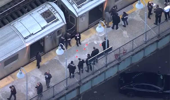न्यूयॉर्क में सबवे पर गोलीबारी , एक की मौत
