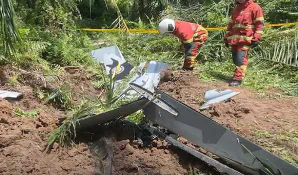 मलेशिया विमान दुर्घटना में दो लोगों की मौत