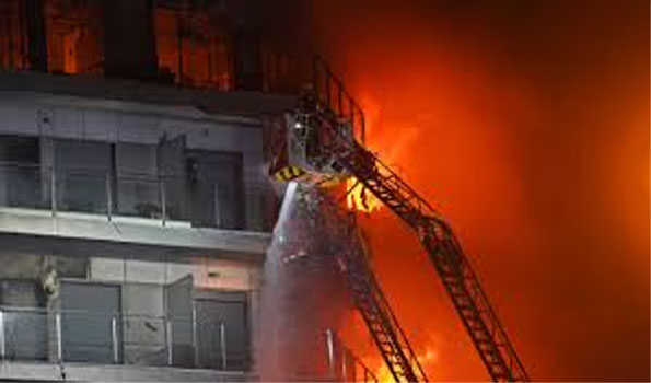 स्पेन की बहुमंजिला इमारतों में भीषण  आग , चार मरे ,14  घायल , 19 लापता