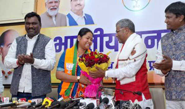 कांग्रेस पार्टी छोड़ भाजपा में शामिल हुईं सांसद गीता कोड़ा