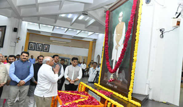 पटेल व चौधरी ने मोरारजीभाई को विस पोडियम में की पुष्पांजलि अर्पित