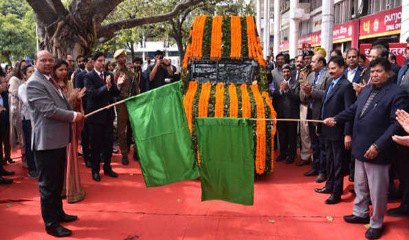 ज्ञानचंद गुप्ता ने मोबाइल एटीएम को दी हरी झंडी