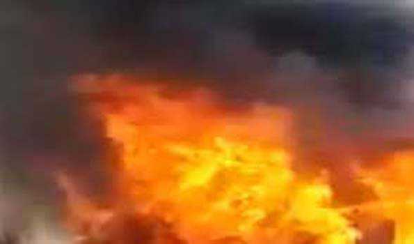 सीतापुर में आग लगने से छह मकान जलकर खाक, दो व्यक्ति और मवेशी झुलसे