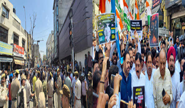कश्मीर में कांग्रेस का पार्टी खातों को डी-फ्रीज करने की मांग को लेकर विरोध-प्रदर्शन