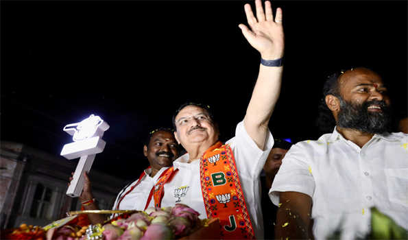 तमिलनाडु में एएमएमके उम्मीदवार के समर्थन में नड्डा ने किया रोड शो