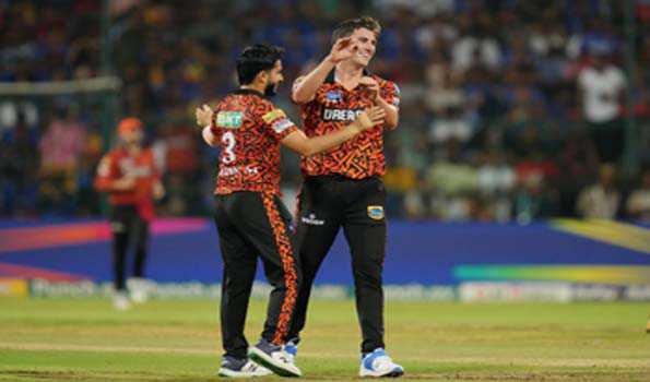 ट्रैविस और हाइनरिक की तूफानी पारी से हैदराबाद ने बेंगलुरु को 25 रनों से हराया