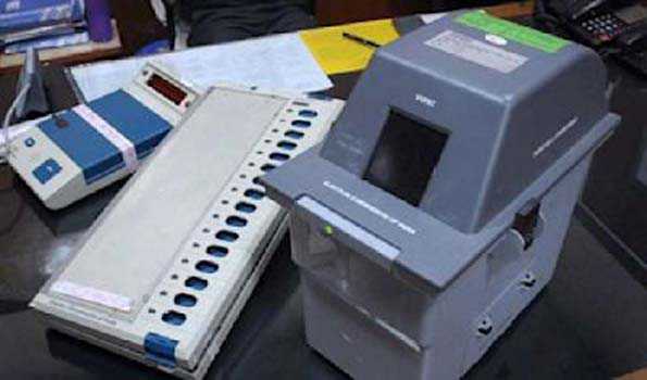 बंगाल में तीन लोकसभा सीटों पर मतदान जारी