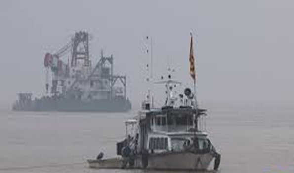 चीन में जहाज पुल से टकराकर डूबा, चार लापता