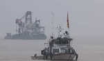 चीन में जहाज पुल से टकराकर डूबा, चार लापता