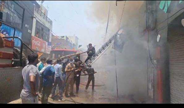 झांसी में दिखा फिर आग का कहर, दुकानों में लगी भीषण आग