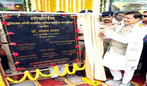 यादव ने इंडियन कॉफी हाउस का शुभारंभ किया