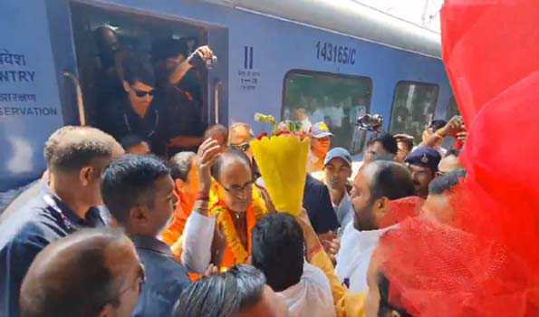 शिवराज का भोपाल पहुंचने पर हुआ भव्य स्वागत