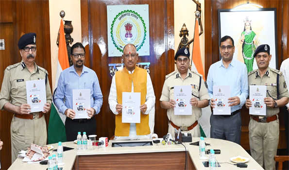 विष्णुदेव साय ने नवीन कानूनों पर आधारित पुस्तक का विमोचन किया