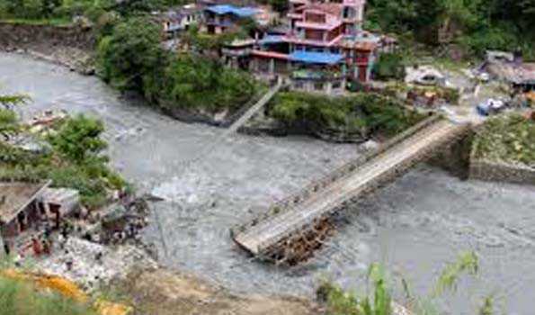 नेपाल में पहाड़ों पर बरसात से नदियां उफान पर,बाढ़ का खतरा