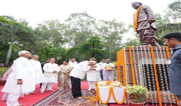 राजेन्द्र आर्लेकर और नीतीश ने सत्येन्द्र नारायण सिन्हा को दी भावभीनी श्रद्धांजलि