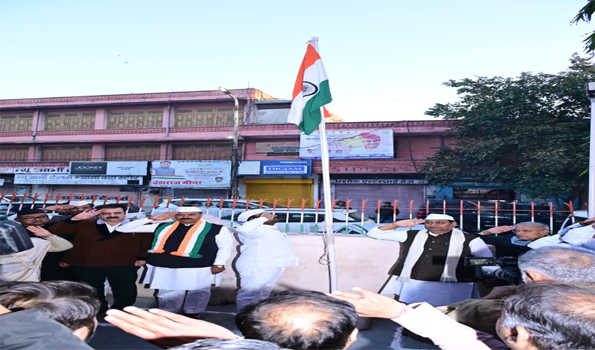 डोटासरा ने प्रदेश कांग्रेस मुख्यालय पर फहराया राष्ट्रीय ध्वज