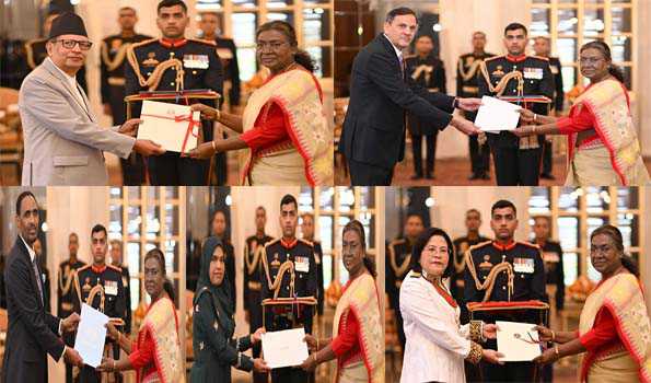 पांच देशों के राजनयिकों ने राष्ट्रपति को अपने परिचय पत्र सौंपे
