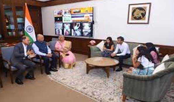 ऋषि सुनक ने परिवार के साथ संसद भवन का किया दौरा