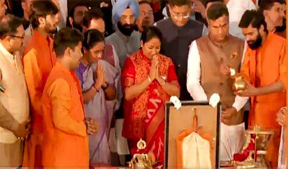मंत्रियों संग यमुना आरती में शामिल हुईं दिल्ली की मुख्यमंत्री रेखा