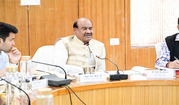 बेहतर तालमेल से लोगों को दें केन्‍द्र एवं राज्‍य सरकार की योजनाओं का लाभ-बिरला