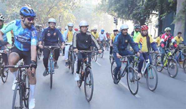 मांडविया ने साईकिल चलाकर लोगों को फिटनेस के प्रति किया जागरुक