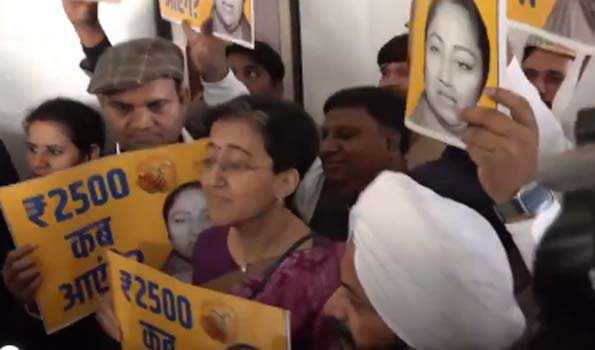 महिलाओं को 2500 रुपये देने के मुद्दे पर आतिशी विधायकों के साथ रेखा गुप्ता से मिलीं