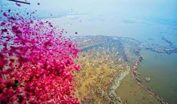 संगम में पुण्य की डुबकी लगा रहे श्रद्धालुओं पर हुई 20 क्विंटल पुष्प वर्षा