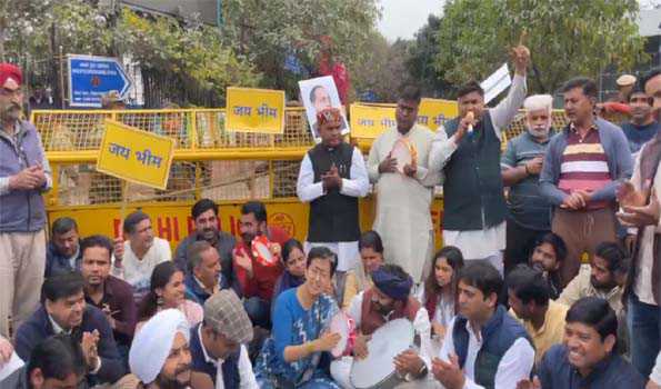 ‘आप’ के विधायकों ने विधानसभा के बाहर किया प्रदर्शन