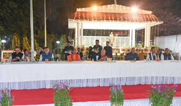 आनंदीबेन ने विधानमण्डल के सदस्याें को दिया रात्रिभोज