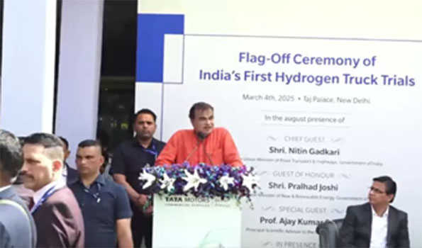गडकरी ने हाइड्रो संचालित हैवी ट्रकों को हरी झंडी दिखाई