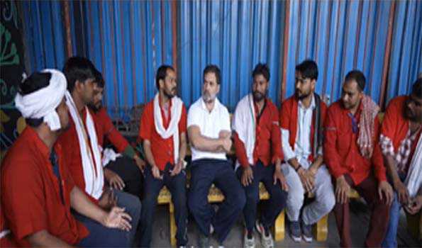 राहुल ने रेलवे स्टेशन पर कुलियों से की मुलाकात