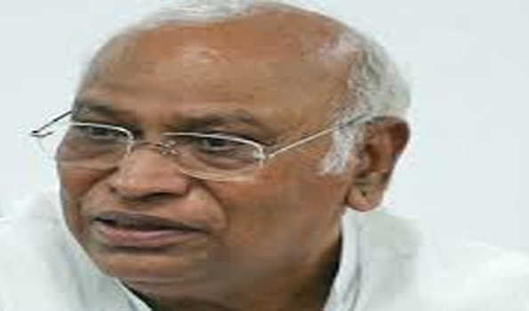 गंगा सफाई गारंटी पर अपना वादा भूल गये मोदी: खरगे