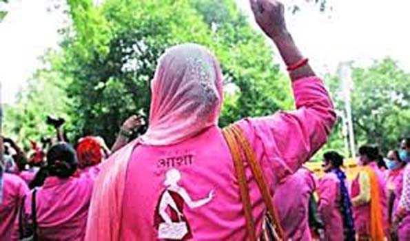 यूडीएफ सांसदों का आशा वर्कर्स का मानदेय बढ़ाने को लेकर प्रदर्शन